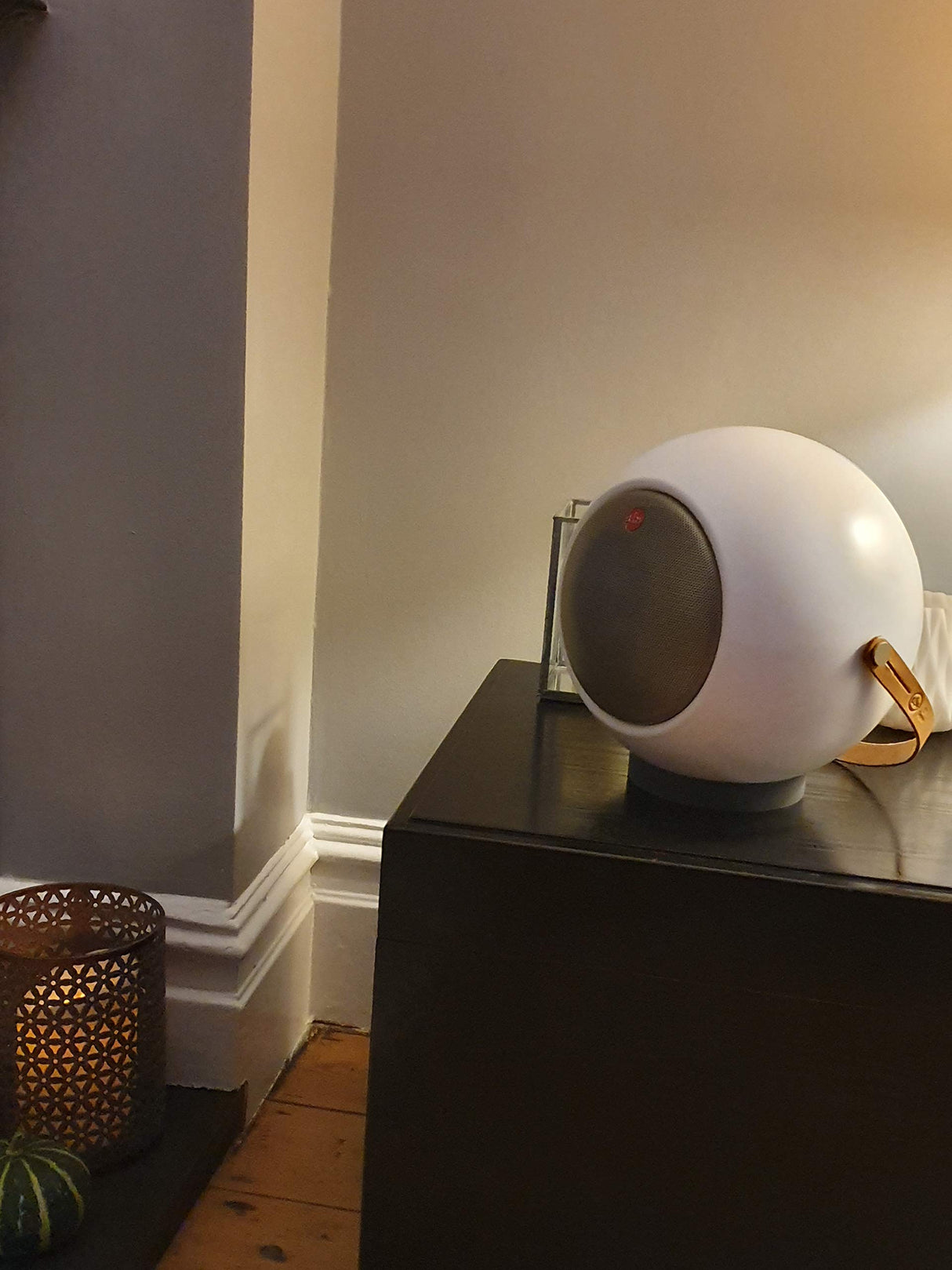Altavoz Bluetooth UB+ Eupho E2, Peso Ultraligero, hasta 30 Horas de reproducción, TWS (par Dos), Sonido HD, Volumen 95 BD, audo Claro y Graves Profundos E2 - Juego de Patas Cortas Blanco Mate.