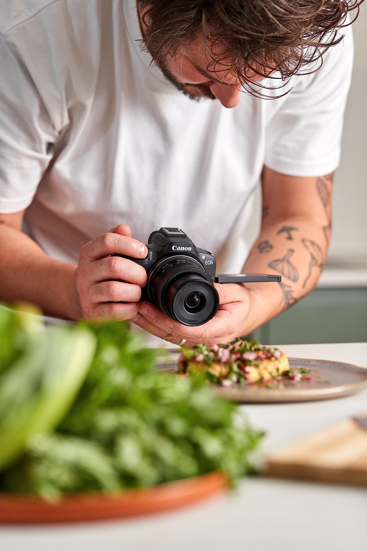 Canon EOS R50 Cuerpo Cámara Mirrorless + Objetivo RF-S 18-45 mm F4.5-6.3 IS STM, Cámara Evil APS-C (24,2 MP) -4 EV, Vídeo 4K 30 fps, Dual Pixel CMOS AF II, Pantalla Táctil de Ángulo Variable, Negro