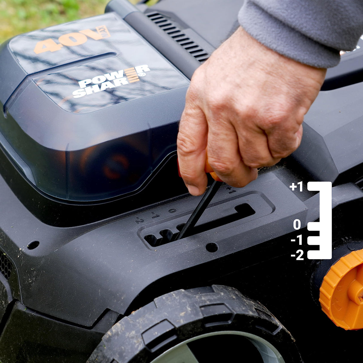 WORX Nitro WG855E.9 - Escarificador de batería y aireador de césped (hasta 400 ㎡, Ancho de Trabajo de 36 cm, Motor sin escobillas, 4 Niveles de Ajuste de Altura, Incluye Bolsa de Hierba de 40 L, sin