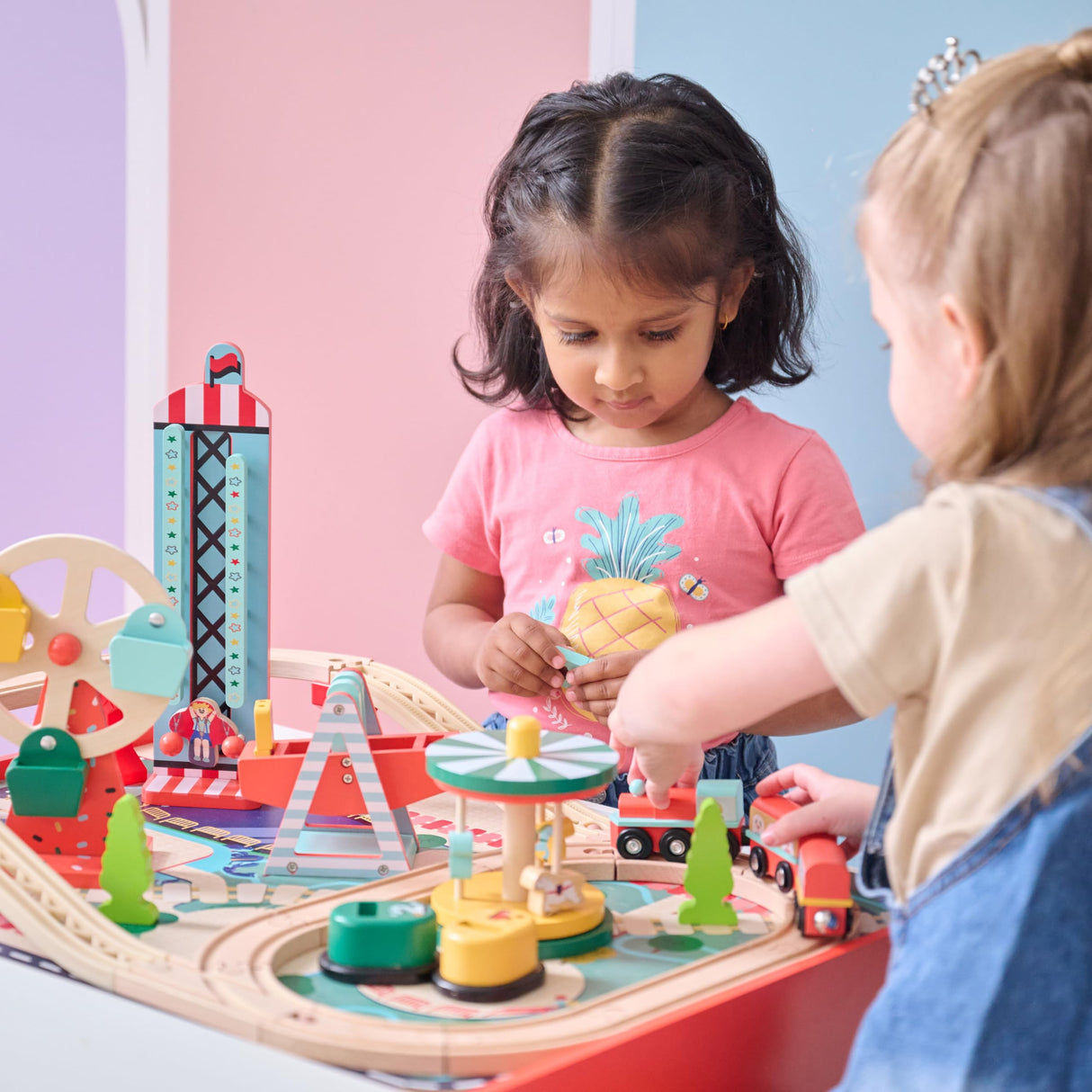 Teamson Kids Mesa de Juego en Madera con 6 Mini Juegos, Caja de Almacenamiento incluida y Espacio para Juego Creativo sin Pantallas