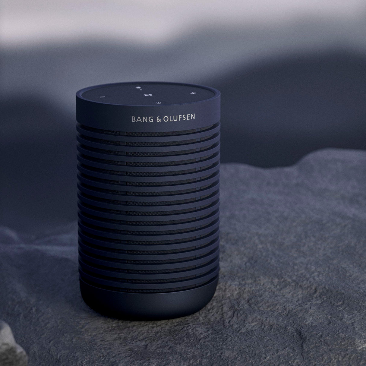 Bang & Olufsen Beosound Explore Altavoz de 360 Grados Bluetooth Portátil Inalámbrico de Alta Gama para Uso en Exteriores, Casa y Viaje, IP67 Resistente al Agua y Polvo, Hasta 27 horas Navy