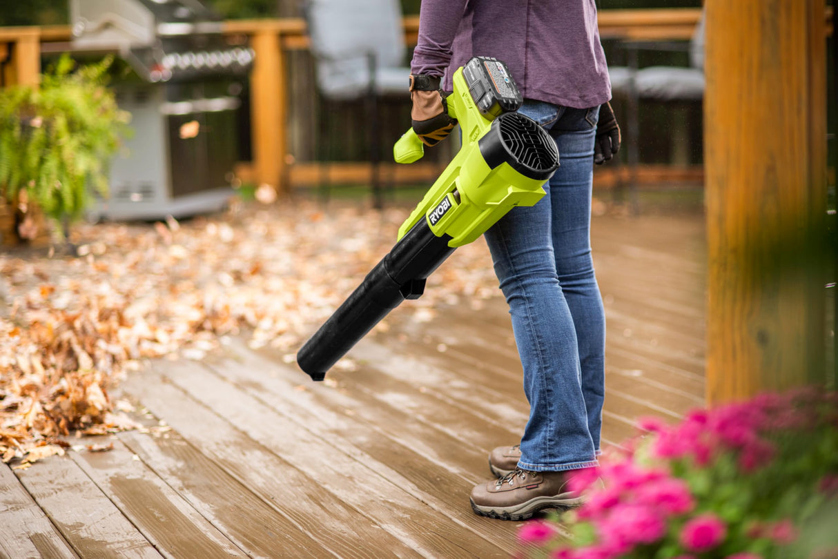 RYOBI - Soplador Eléctrico Inalámbrico Turbo Jet 18V One+ - Limpieza de Pasillos Exteriores, Terrazas, Jardines Pequeños y Medianos - 1 Batería de Litio 4Ah y 1 Cargador Rápido 1,5 A - RY18BLA-140