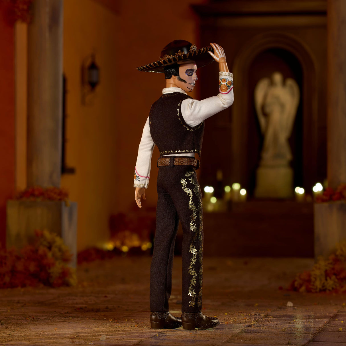 Barbie Signature, Día de Muertos 2025, muñeco Ken Coleccionable con Camisa Color Crema, Chaleco Negro y Pantalones, Sombrero y Maquillaje de Calavera, JBJ06