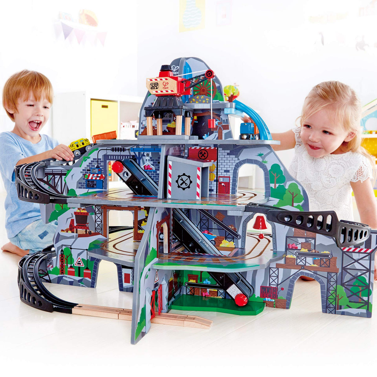 Hape- Majestuosa Mina de Montaña (Toynamics E3753)