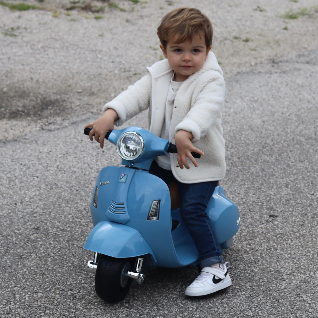 Turbo Challenge - Vespa GTS - Portador Eléctrico - 119167 - Scooter - Azul - Listo para Rodar - Máximo 25Kg - Plástico - Baterías Recargables - A Partir de 18 Meses