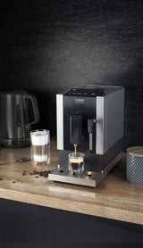 CASO Café Crema One - Cafetera superautomática con pantalla táctil, molinillo silencioso incorporado, Espumador de Leche, Boquilla vapor, Función de precalentamiento, negra y plateado