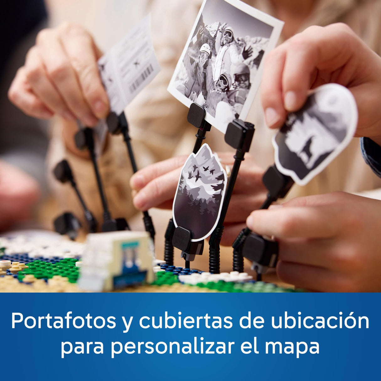 LEGO Family Momentos de Viaje, Manualidad y Actividad en Familia, Juguete de Construcción, Portafotos y Maqueta de Avión, Decoración Mapamundi para Salón, Regalo para Viajeros de 14 Años o Más 41838