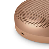 Bang & Olufsen Beosound A1 (3ª Generación) Altavoz Bluetooth Portátil Impermeable con 3 Micrófonos, Certificado C2C - Honey Tone