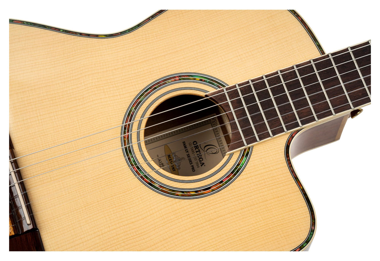 Ortega Guitars Family Series Pro - Guitarra de concierto de tamaño completo (electroacústica, abeto y caoba, incluye funda (RCE141NT)