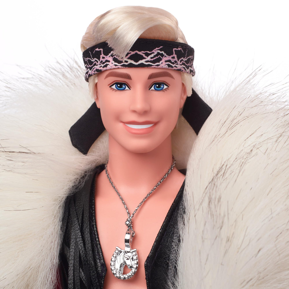 Barbie The Movie - Ken rockero Muñeco con chaleco de flecos y bandana, juguete de colección, regalo +3 años (Mattel HRF31)