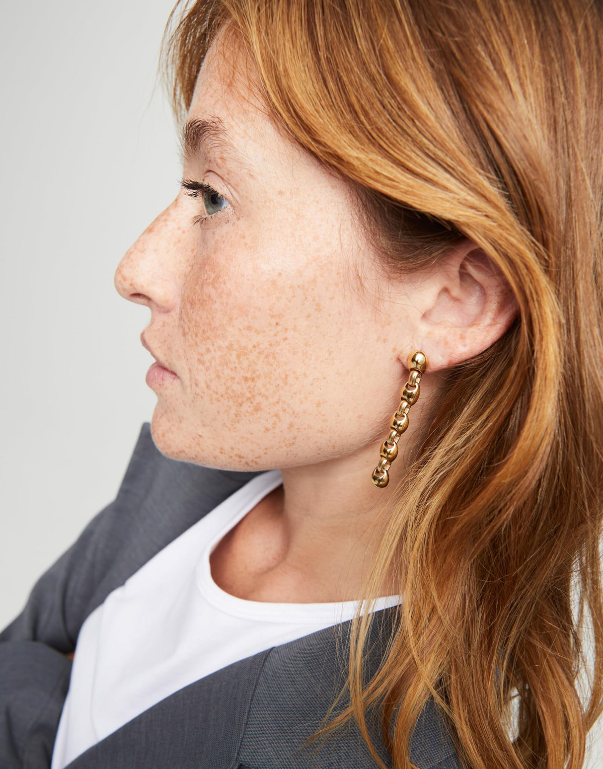 Uno de 50 Pendientes Largos Bañados En Oro 18K Con Eslabones En Forma De Bolas
