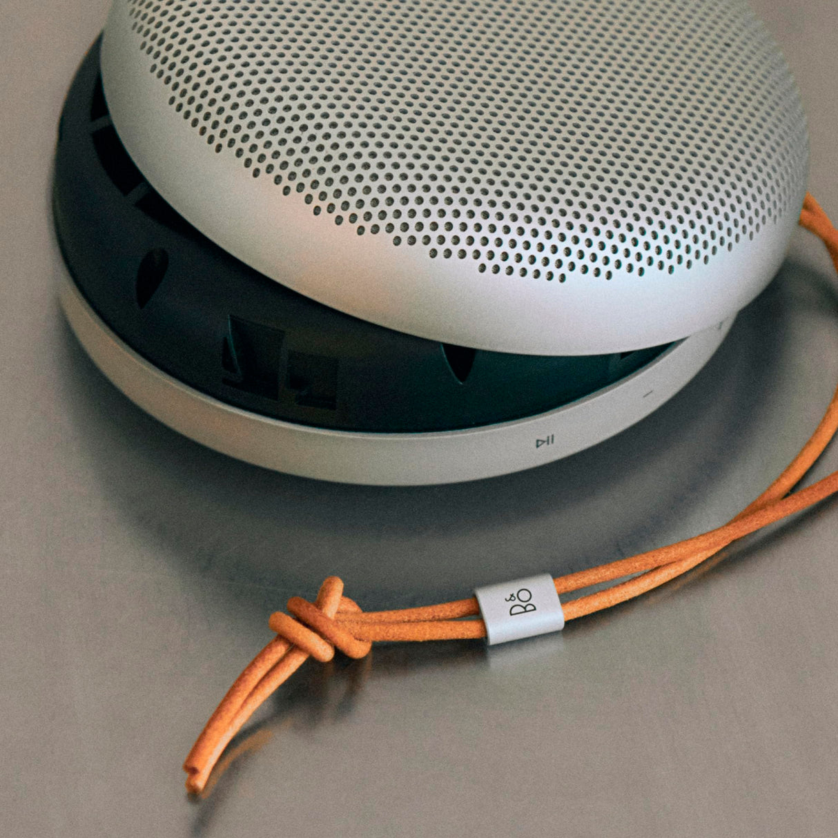 Bang & Olufsen Beosound A1 (3ª Generación) Altavoz Bluetooth Portátil Impermeable con 3 Micrófonos, Certificado C2C - Natural Aluminium