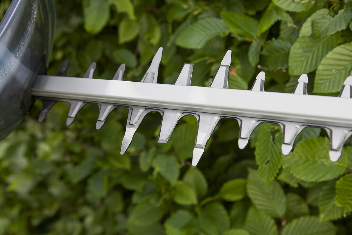 Tijeras cortasetos eléctricas PowerCut 700/65 de GARDENA: cortasetos con 700 W, cuchilla de 65 cm de longitud, separación entre dientes de 27 mm, mango ergonómico y protector contra impactos (9835-20)