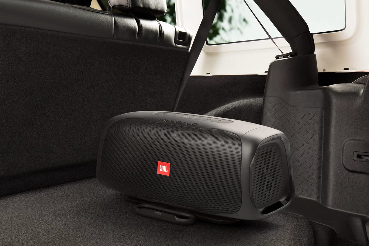 JBL BASSPRO Go Plus con Cargador de casa - 2 en 1: Subwoofer Coche Activo y Altavoz Bluetooth Potente de 200 Vatios en Uno - utilizable en el Coche, al Aire Libre y en Casa