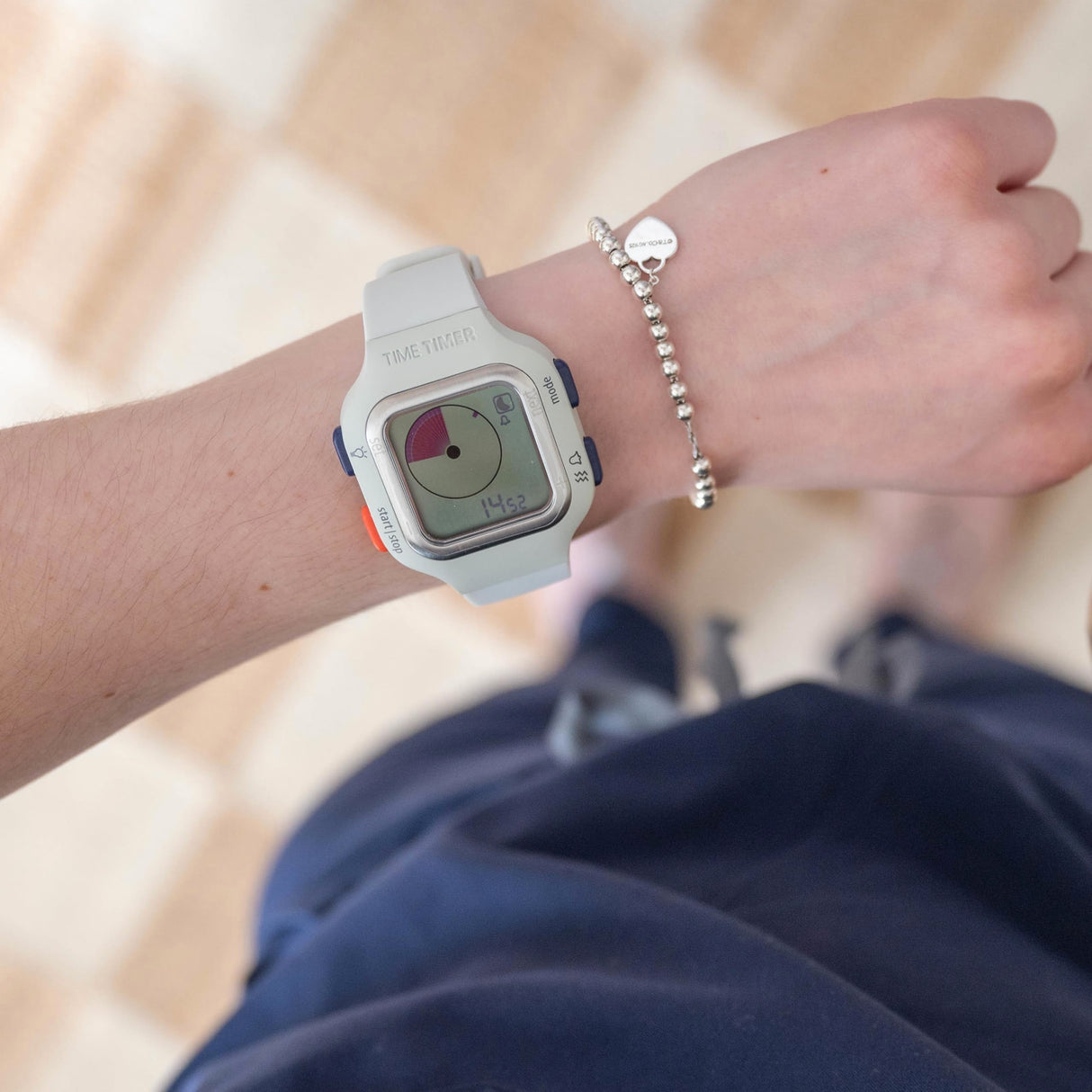 TIME TIMER Reloj — Analógico y Digital Visual de 12 Horas o 24 Horas — para el Aprendizaje de los niños, la Toma de exámenes y el Seguimiento del Entrenamiento (Blanco Ártico, Pequeño)