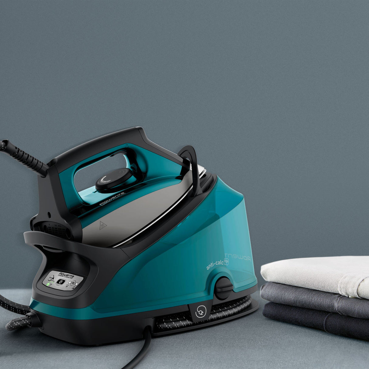 Rowenta Compact Steam Pro DG7623 Centro de planchado, 6.3 bares de presión, golpe de vapor de 325 g/minuto, suela antiarañazos deslizante, sistema eco, Color Azul/Negro