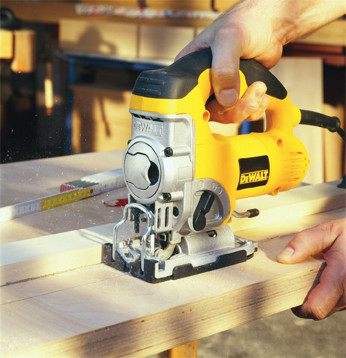 DEWALT DW331KT-QS - Sierra de Calar 701W, Velocidad Variable 0-3100 cpm, Corte en Madera 135 mm, Metal 12 mm, Acción Pendular, Cambio Rápido de Hoja, Base Ajustable, Inc. Maletín TSTAK de Transporte