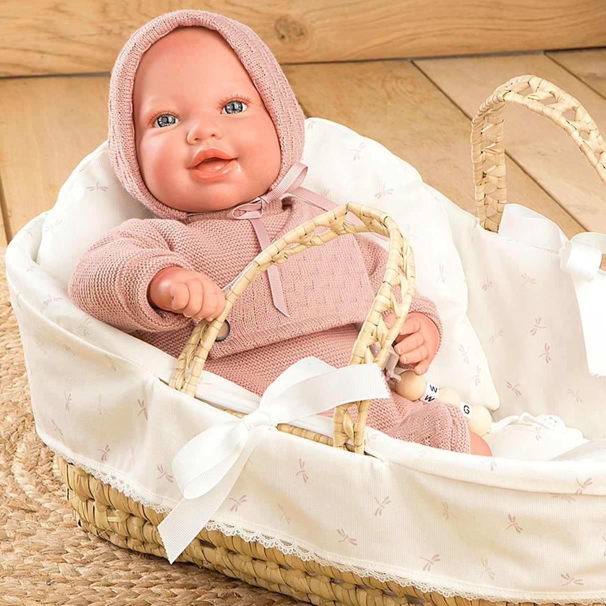 ARIAS - Muñeca Reborn Avana de 45 cm con Canastilla Mimbre, Bebé Realista con Ropita Rosa, Chupete y Chupetero, Extremidades de Vinyl y Cuerpo Blando, Juguete para Niños y Niñas +3 años (ARI98122)