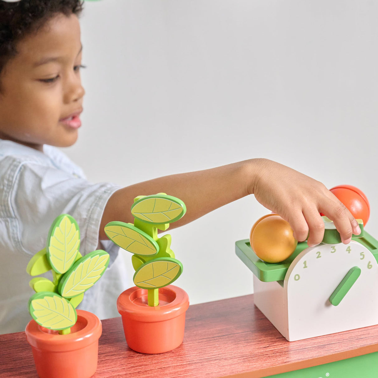 Teamson Kids Puesto de Mercado Vermont de Madera con Verduras, Pizarra, balanza, Cajas de jardín y Accesorios de Compra para niños