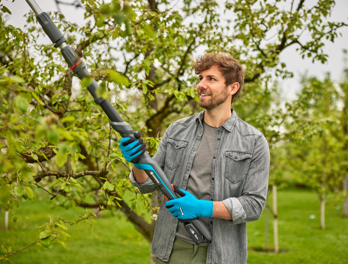 Gardena tijeras árboles con pértiga HighCut 250/18V P4A sin batería: Tijeras para ramas con pértiga hasta 4 m, cabezal de corte giratorio, mango ergonómico, pantalla LED (14774-55)