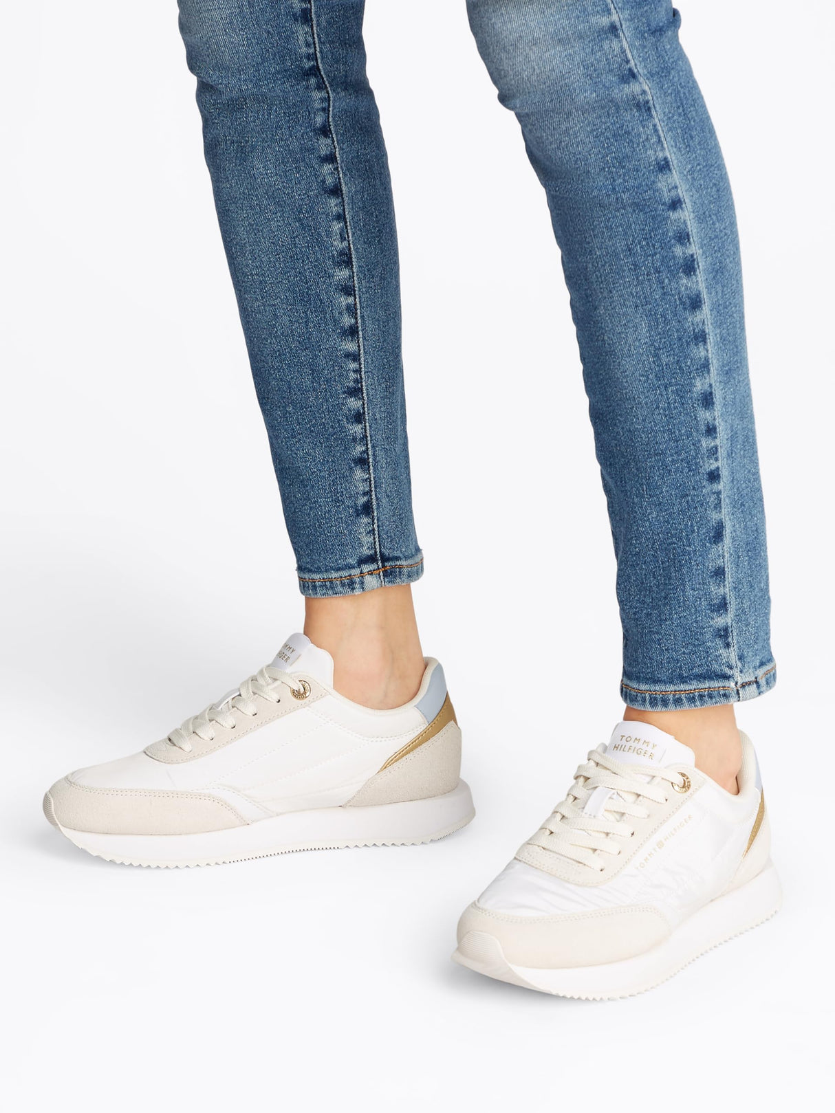 Tommy Hilfiger Runner Sneaker Mujer Essential Calzado Deportivo, Multicolor (White/Breezy Blue), 40