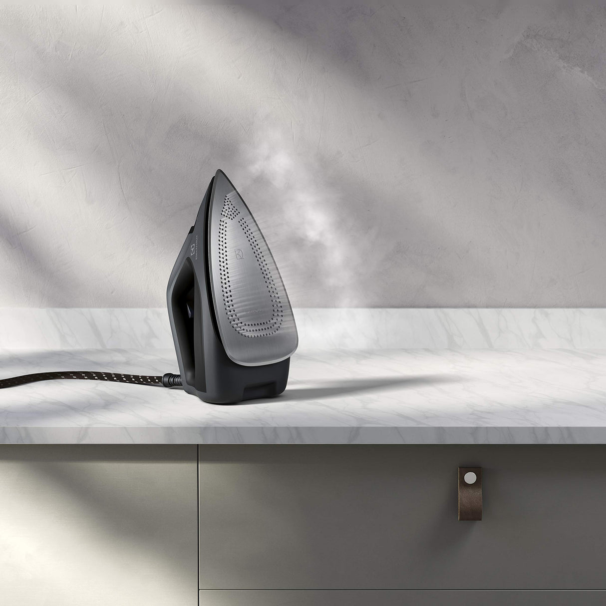 Electrolux E6ST1-8EG - Caldera de vapor Refine 600, potencia 2000 W, golpe de vapor 360 g, negro
