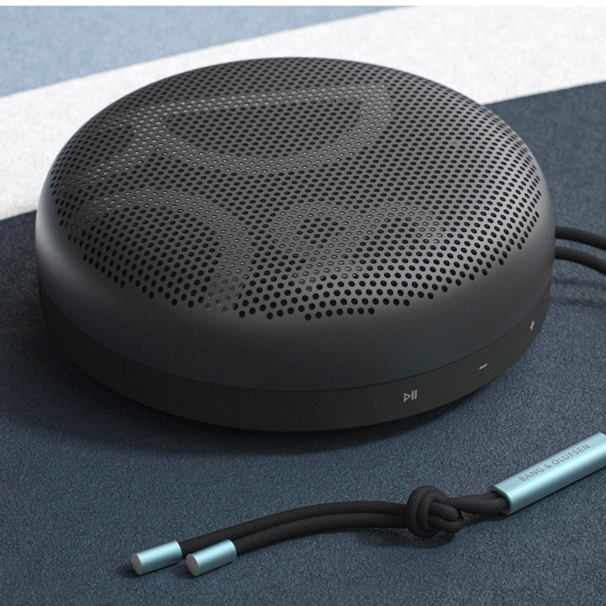 Bang & Olufsen Beosound A1 (2.ª Gen) Altavoz Bluetooth Inalámbrico Portátil Resistente al Agua y al Polvo con Sonido de 360 Grados, Alexa y Speakerphone, hasta 18 Horas de Batería - Oxygen