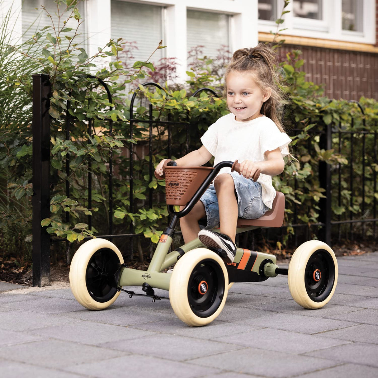 BERG Buzzy Retro Green Pedal Gokart, vehículo Infantil, Coche a Pedal, Kettcar a Partir de 2 años, Alta Seguridad y Estabilidad, vehículo de Pedales para niños