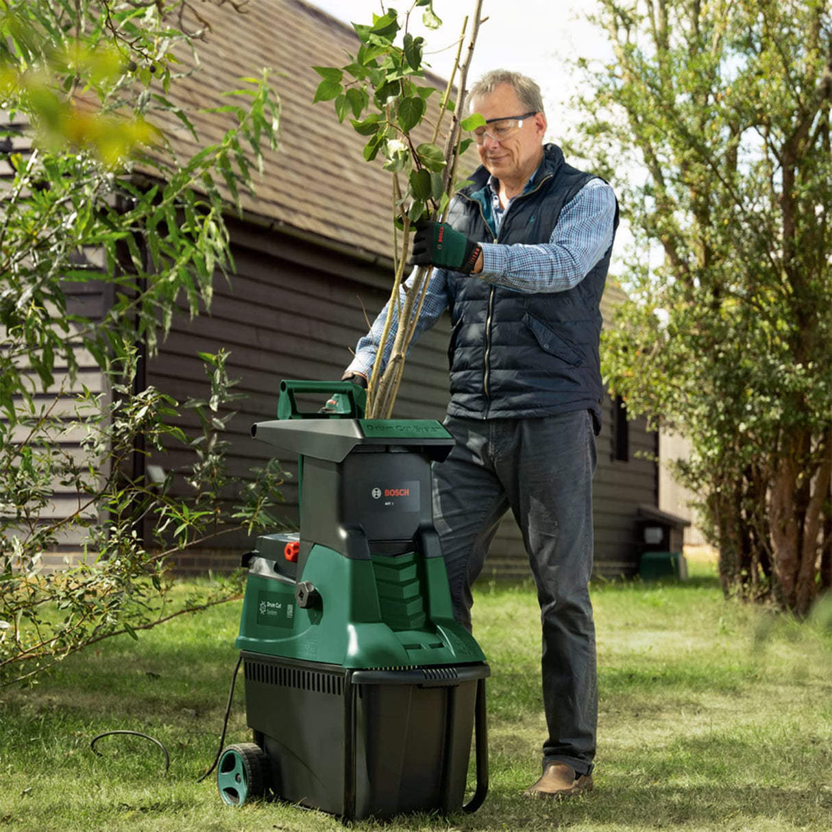 Bosch Home and Garden desmenuzadora silenciosa de jardín AXT 22 D (2200 W; apta para madera, setos y zarzas; caja recogida integrada 53 L; en embalaje cartón)