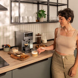 Cecotec Cafetera Cápsulas Express con Tanque de Leche FreeStyle Latte T. 1350W, 20 Bares, Compatible con Café Molido, Dolce Gusto, Nespresso y K-Fee, Depósito 1,6L de Agua y 400ml de Leche