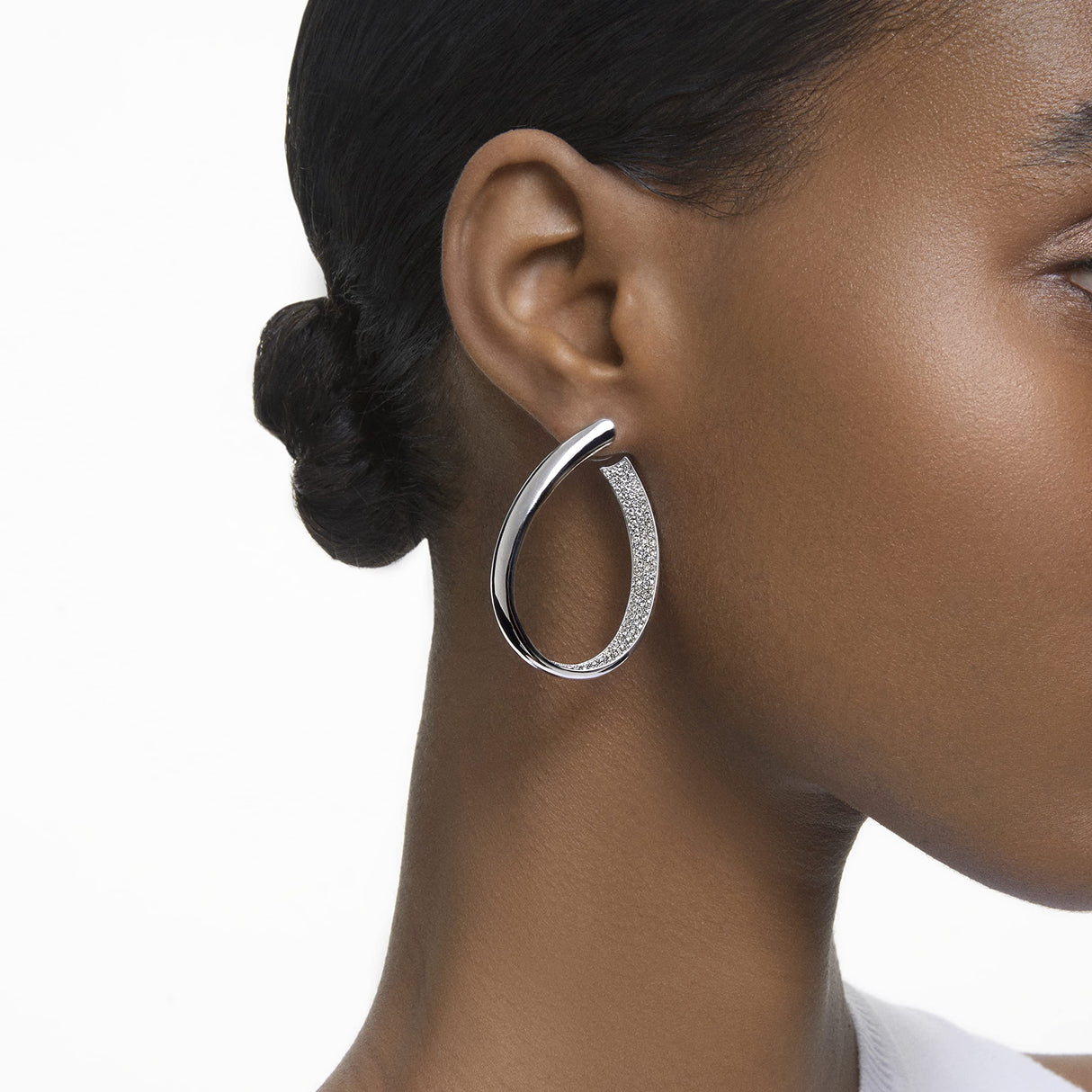 Swarovski Pendientes de Aro Exist para Mujer, Baño de Rodio, Cristales Blancos Colección Exist de Swarovski