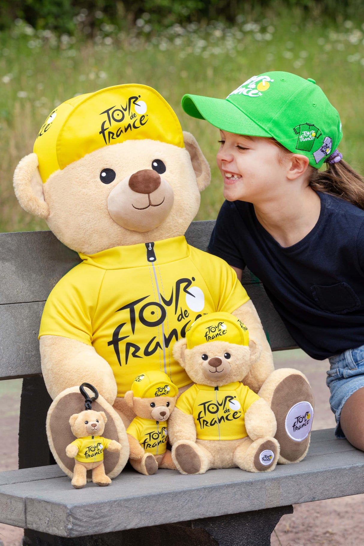 Gipsy Toys - Peluche Oso Camiseta y Gorra ganadora Paso Amarillo 60 cm - Peluche Oficial del Tour de Francia. Majestuosa, Deleitará a Pequeños y Grandes Fans.