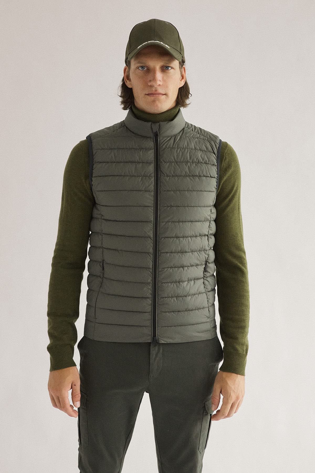 ECOALF - Chaleco Hombre Cardiffalf, de Poliéster Reciclado, con Cuello Alto, Relleno de Fellex, Ultraligero y Cómodo, Chaleco Hombre, Talla S, Color Oliva