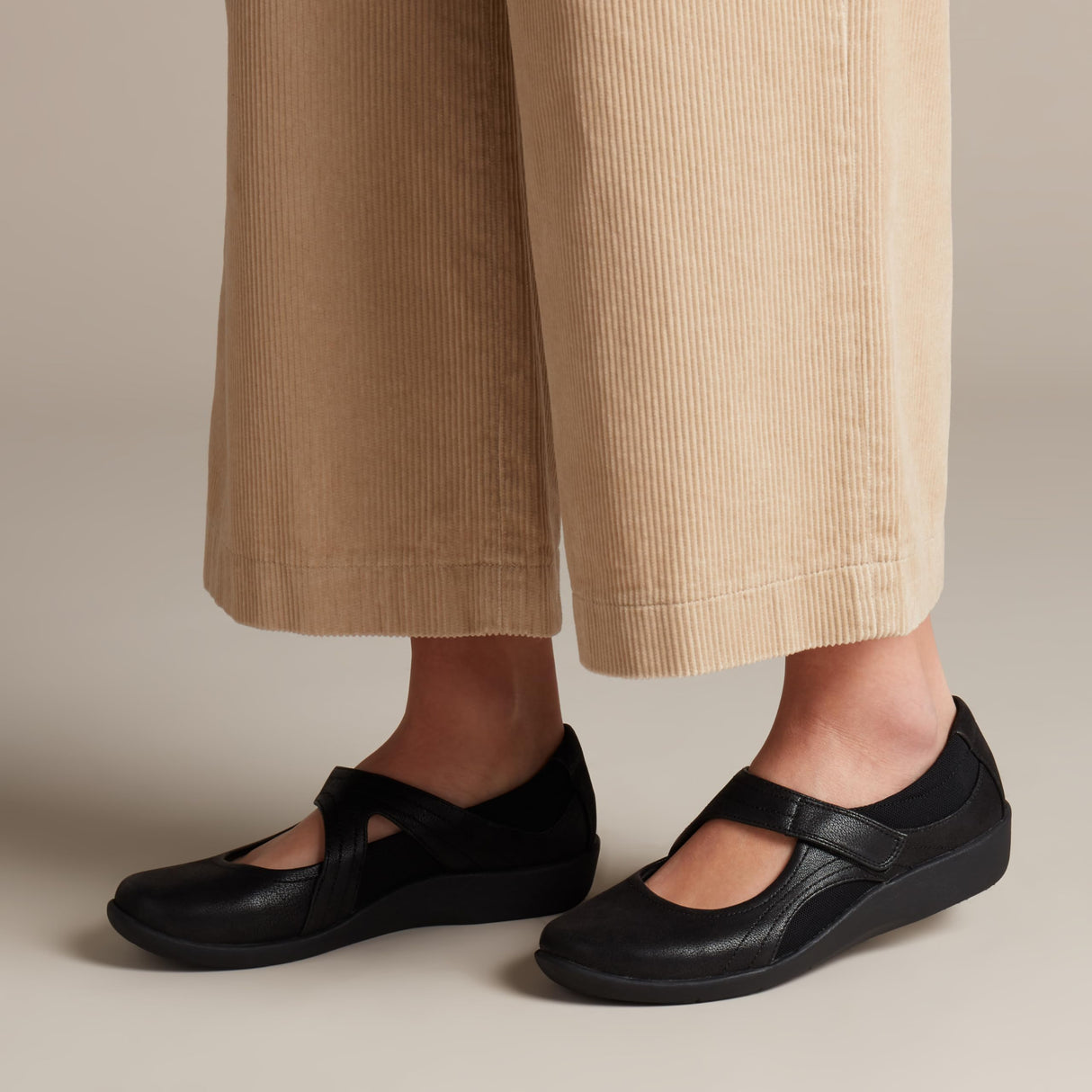 Clarks Sillian Bella, Zapatos Planos Mary Jane Mujer, Black Synthetic, 41.5 EU