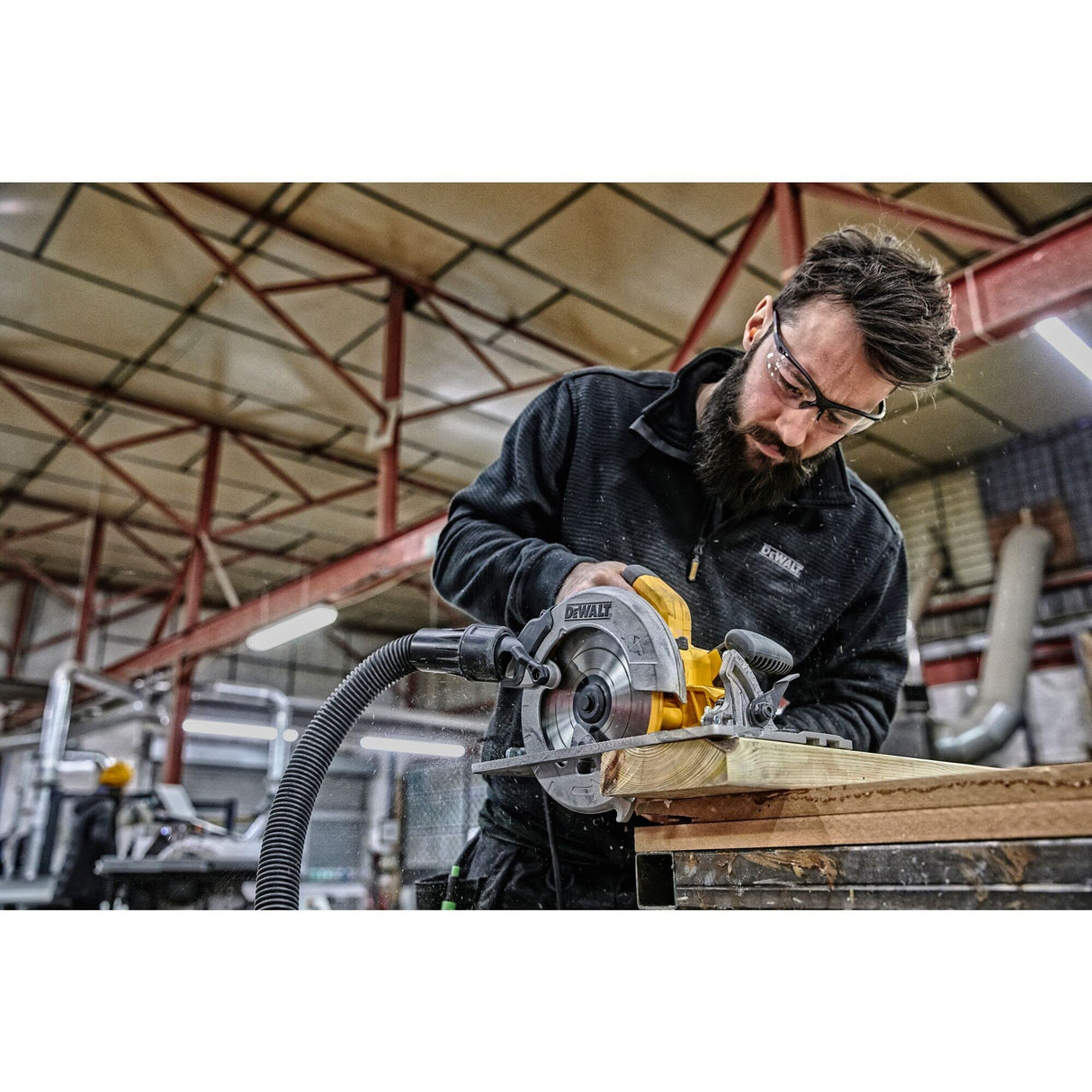 DEWALT DWE576K-QS - Sierra Circular , 1600W, Disco de 190 mm, Corte a 90° y 45°, Profundidad de Corte Máxima 61 mm, Compatible con Guía, Velocidad 5200 rpm, Incluye Maletín de Transporte y Guía Paralela