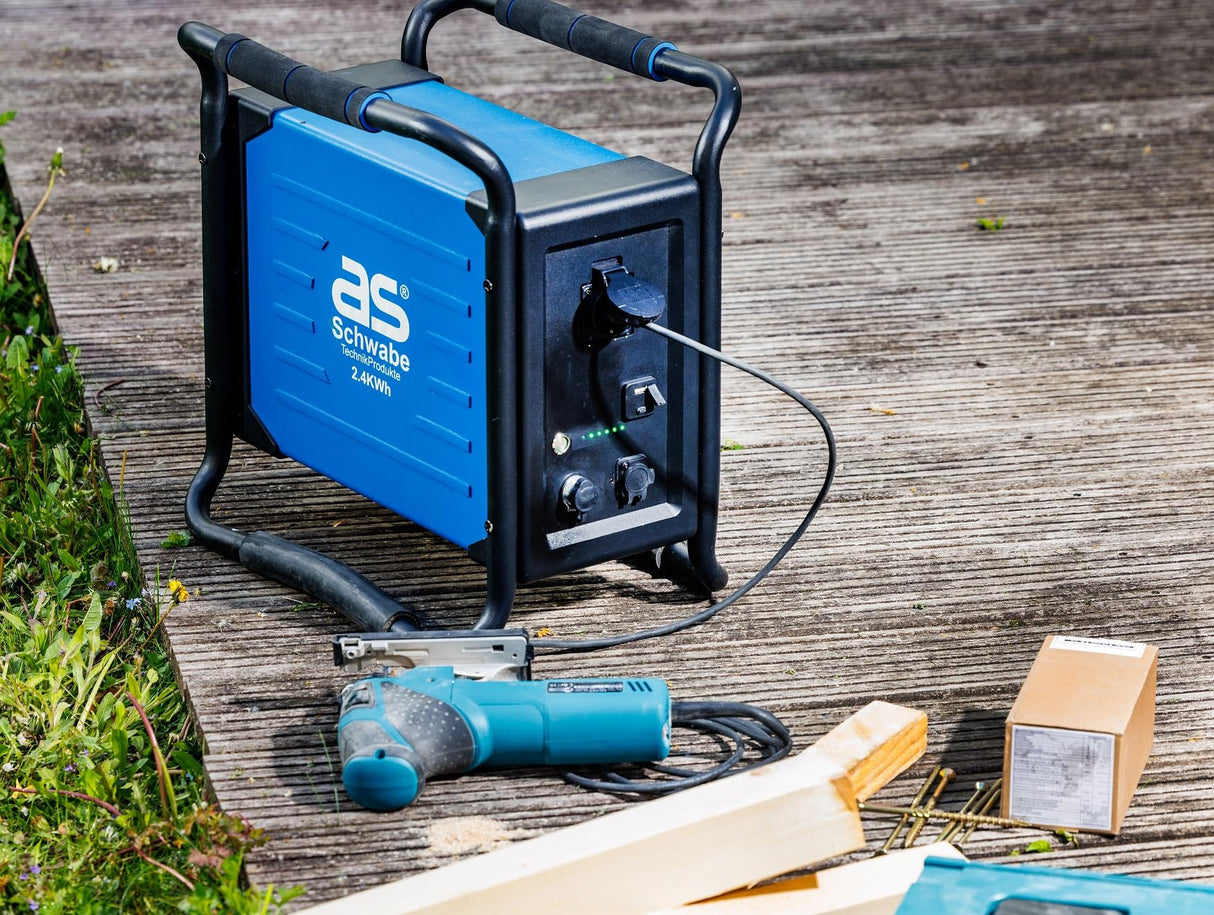 AS – Schwabe Eco Powerstation 5000 - Fuente de alimentación móvil con batería de 2,4 kW - Carga rápida - 2500 W de potencia - robusto y silencioso - Generador solar para obras, jardín, camping - IP54,