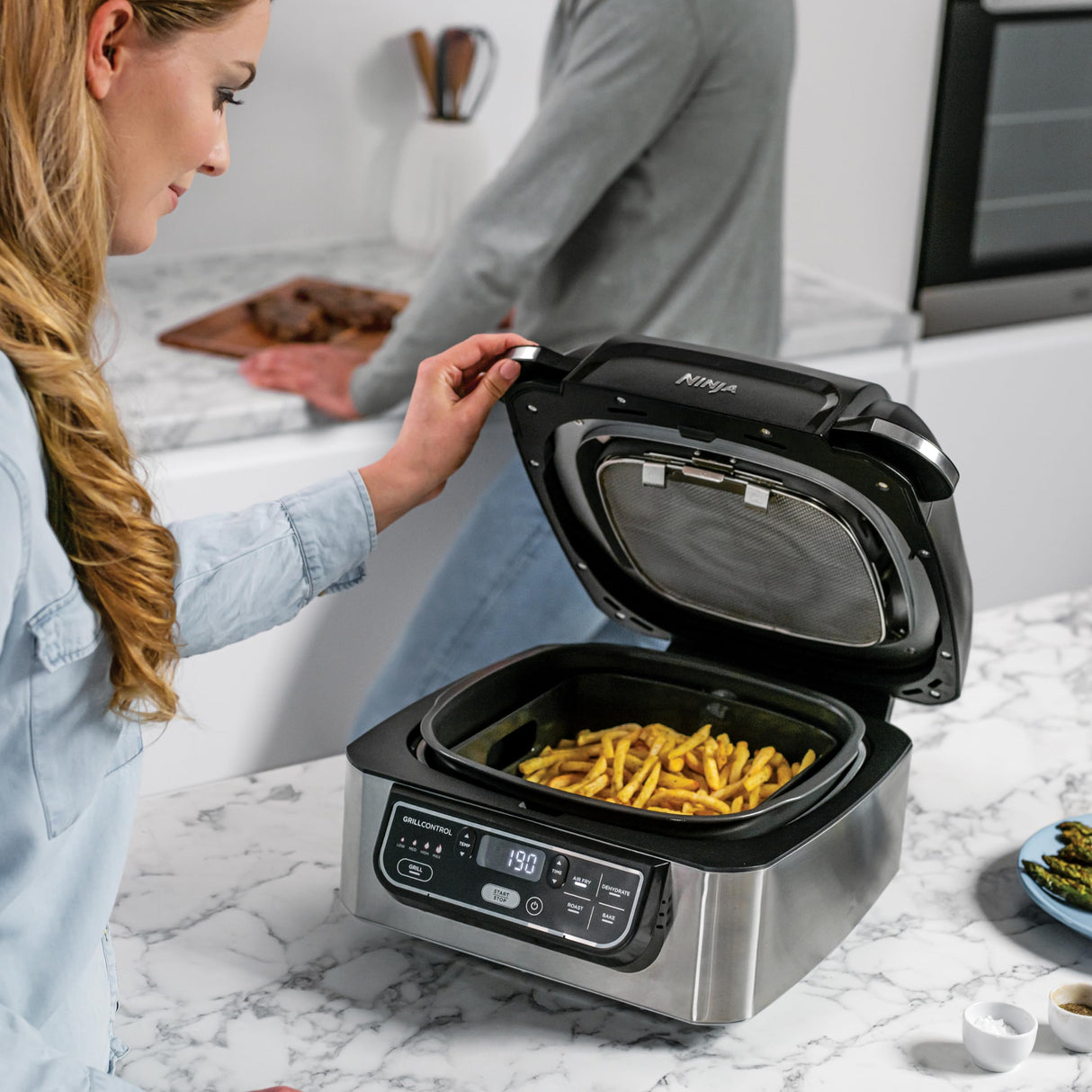 Ninja Foodi Parrilla de interior y Freidora de aire, 5,7 l, 5 funciones de cocción, Freír con aire, Parrilla, Asar, Hornear y más, piezas aptas para lavavajillas, en negro y plata, AG301EU