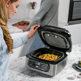 Ninja Foodi Parrilla de interior y Freidora de aire, 5,7 l, 5 funciones de cocción, Freír con aire, Parrilla, Asar, Hornear y más, piezas aptas para lavavajillas, en negro y plata, AG301EU