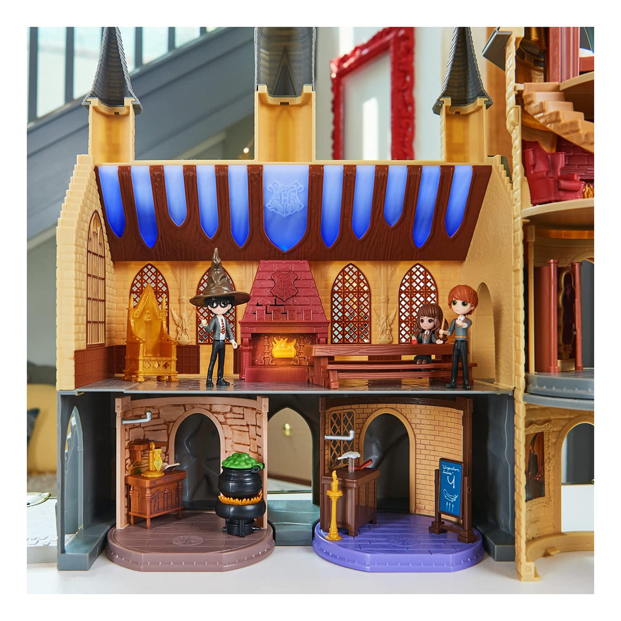 Wizarding World, Magical Minis Deluxe Hogwarts Castle exclusivo de Amazon con 3 escenarios de clase, 22 accesorios, 3 figuras, luces y sonidos