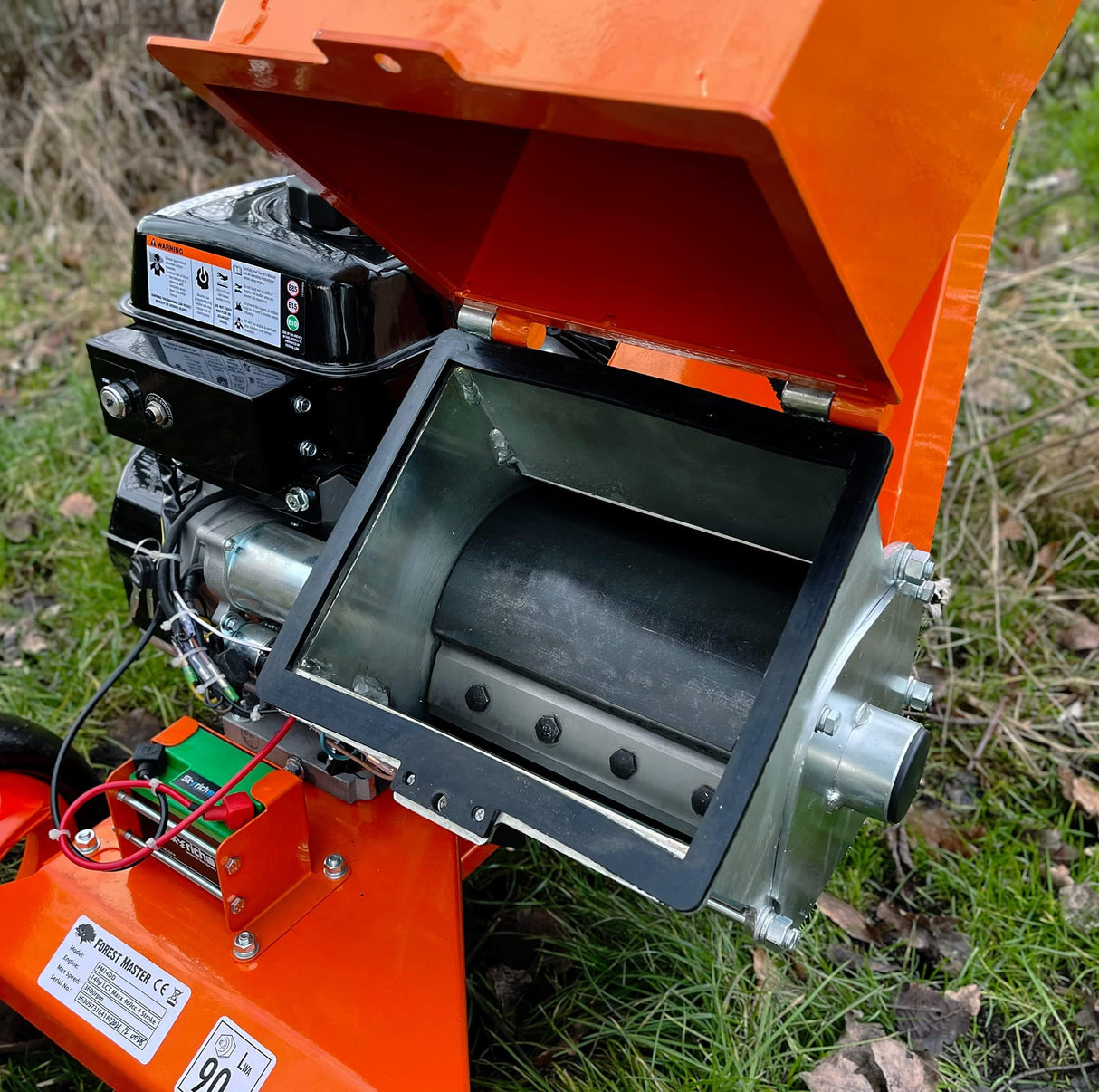 Forest Master FM9DD - Picadora de Madera Profesional – Potente Motor de Gasolina de 9 CV, Chip de hasta 75 mm de diámetro – Arranque eléctrico – Cuchillas Reversibles Dobles