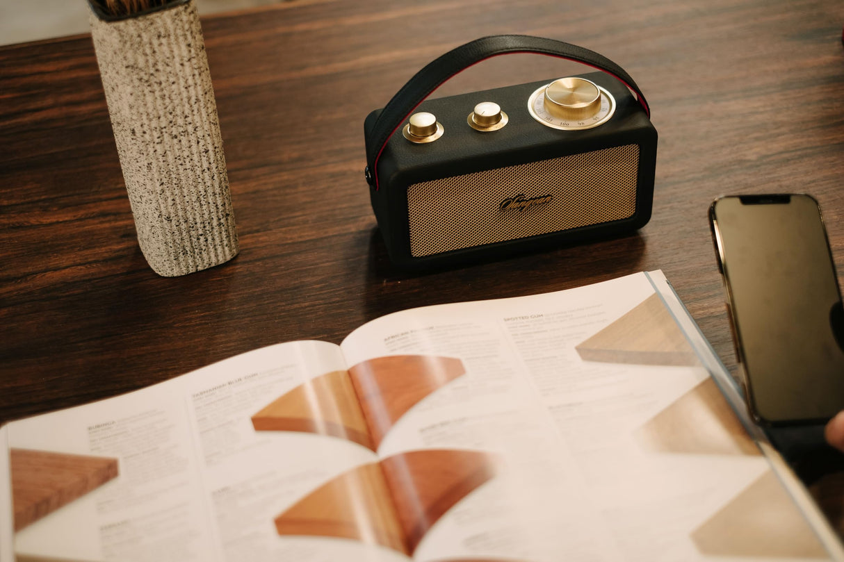 Sangean RA-101 Black Gold. Diseño Retro de Madera y Piel sintética. Bluetooth 5.0. Autonomía 19 Horas con una Carga Completa. AUX-in para Fuentes de Audio externas.