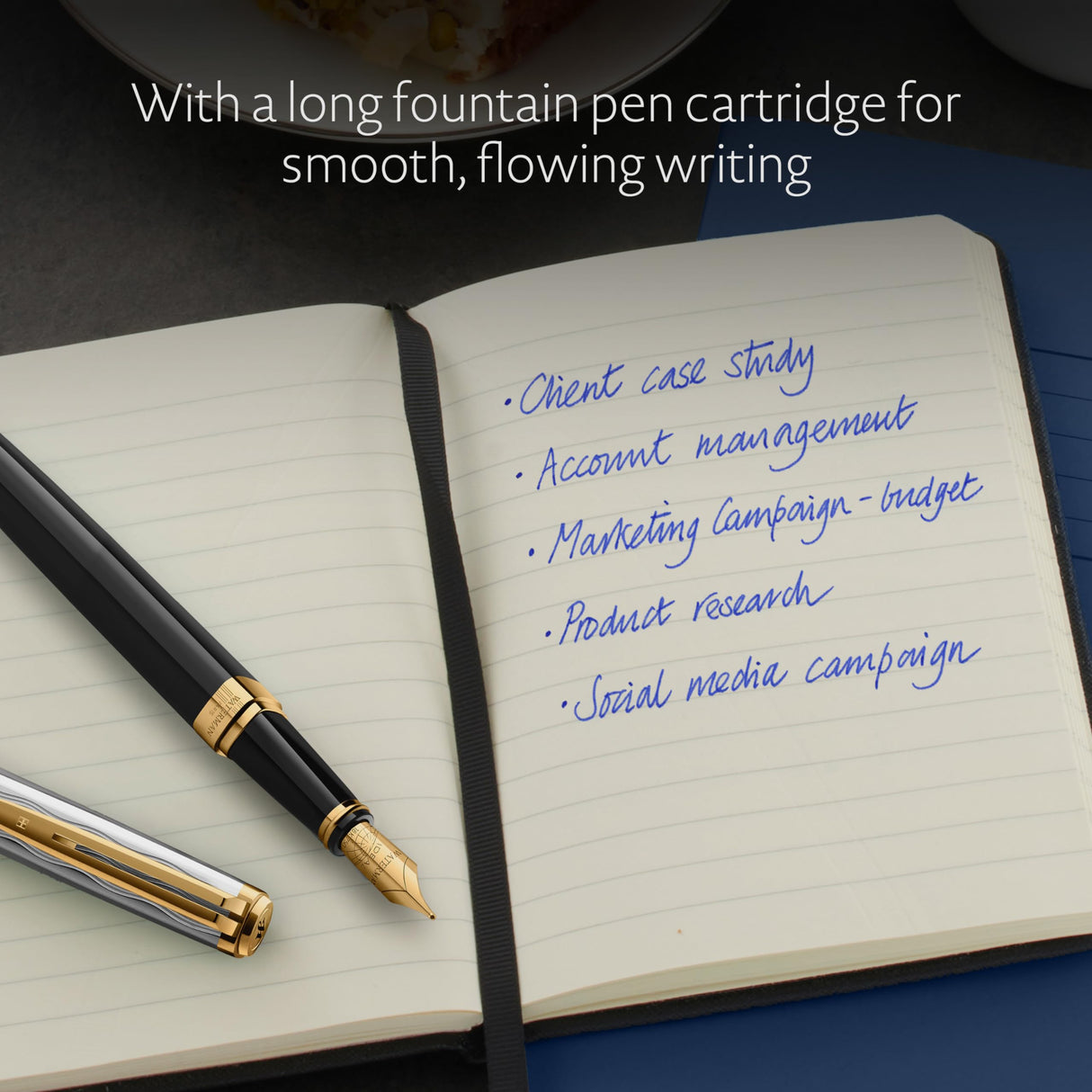 Pluma estilográfica Waterman Exception, en metal y lacado negro con adorno dorado, capuchón cincelado, plumín fino de oro de 18 quilates