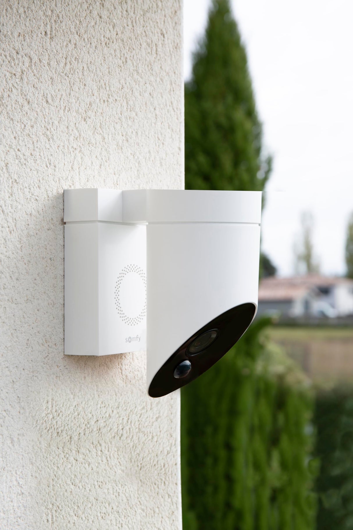 Somfy 1875340 - Pack de 2 cámaras al Aire Libre 2 Blancas, cámaras con detección de Movimiento Inteligente, Sirena integrada de 110 DB, conexión Posible en una luminaria existente, imágenes Full HD