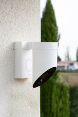 Somfy 1875340 - Pack de 2 cámaras al Aire Libre 2 Blancas, cámaras con detección de Movimiento Inteligente, Sirena integrada de 110 DB, conexión Posible en una luminaria existente, imágenes Full HD