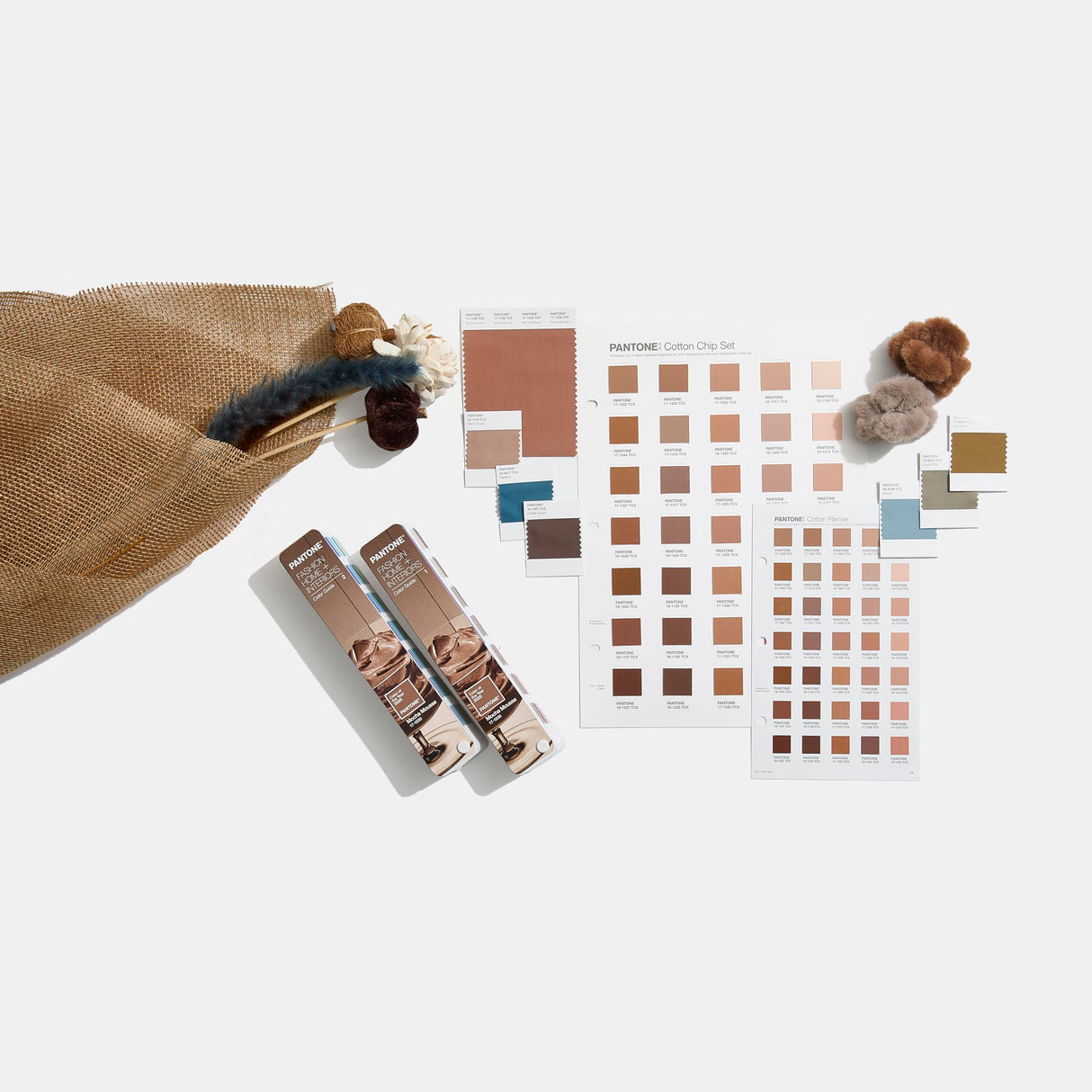 Pantone FHIP110C Juego de Guías de Color para Moda, Hogar e Interiores (Edición Color del Año 2025) - Dos prácticos abanicos de color en disposición cromática