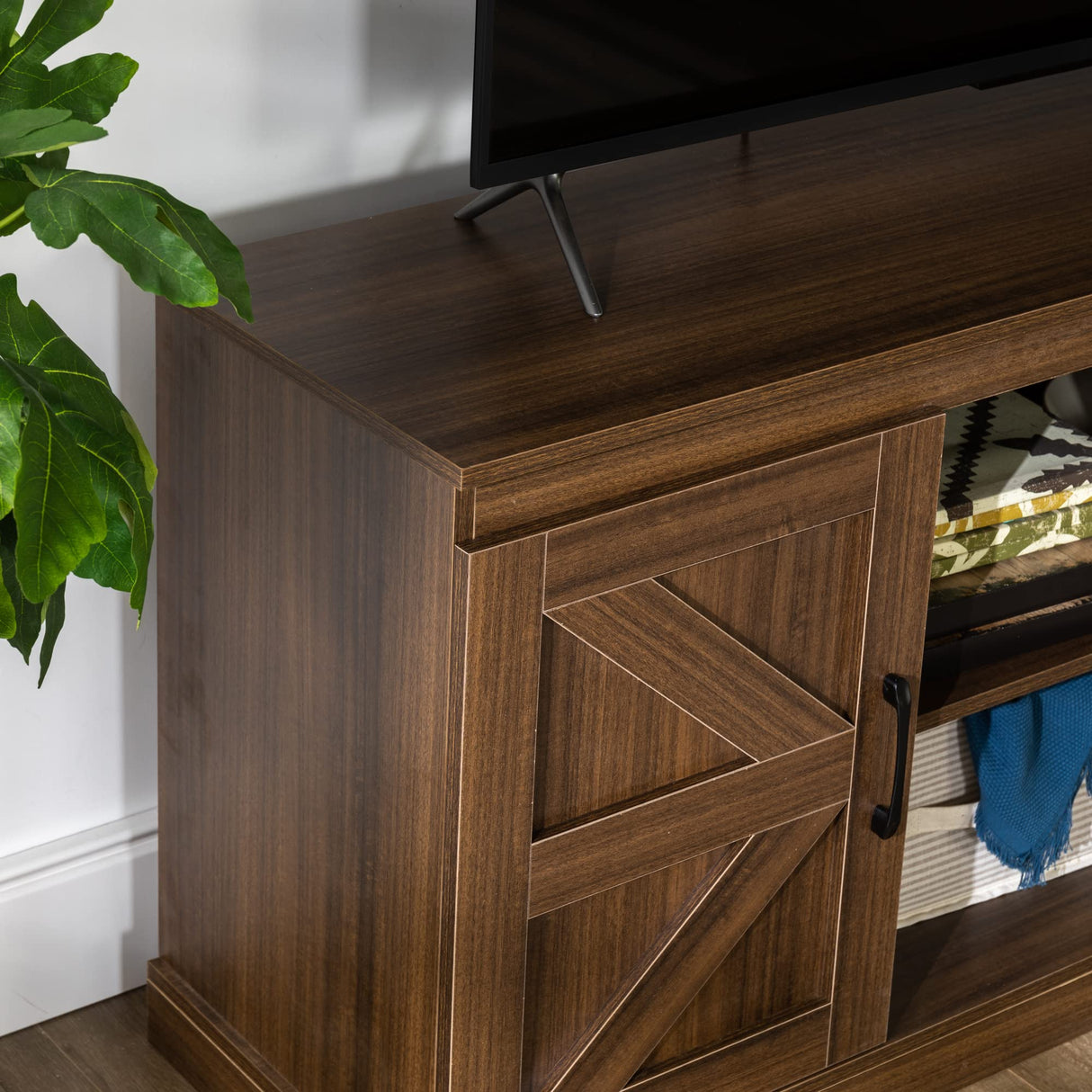 Zinus Wade Mueble TV - Mueble TV 147x67x40 cm - Mueble con armario - Diseño estilo granja - Marrón