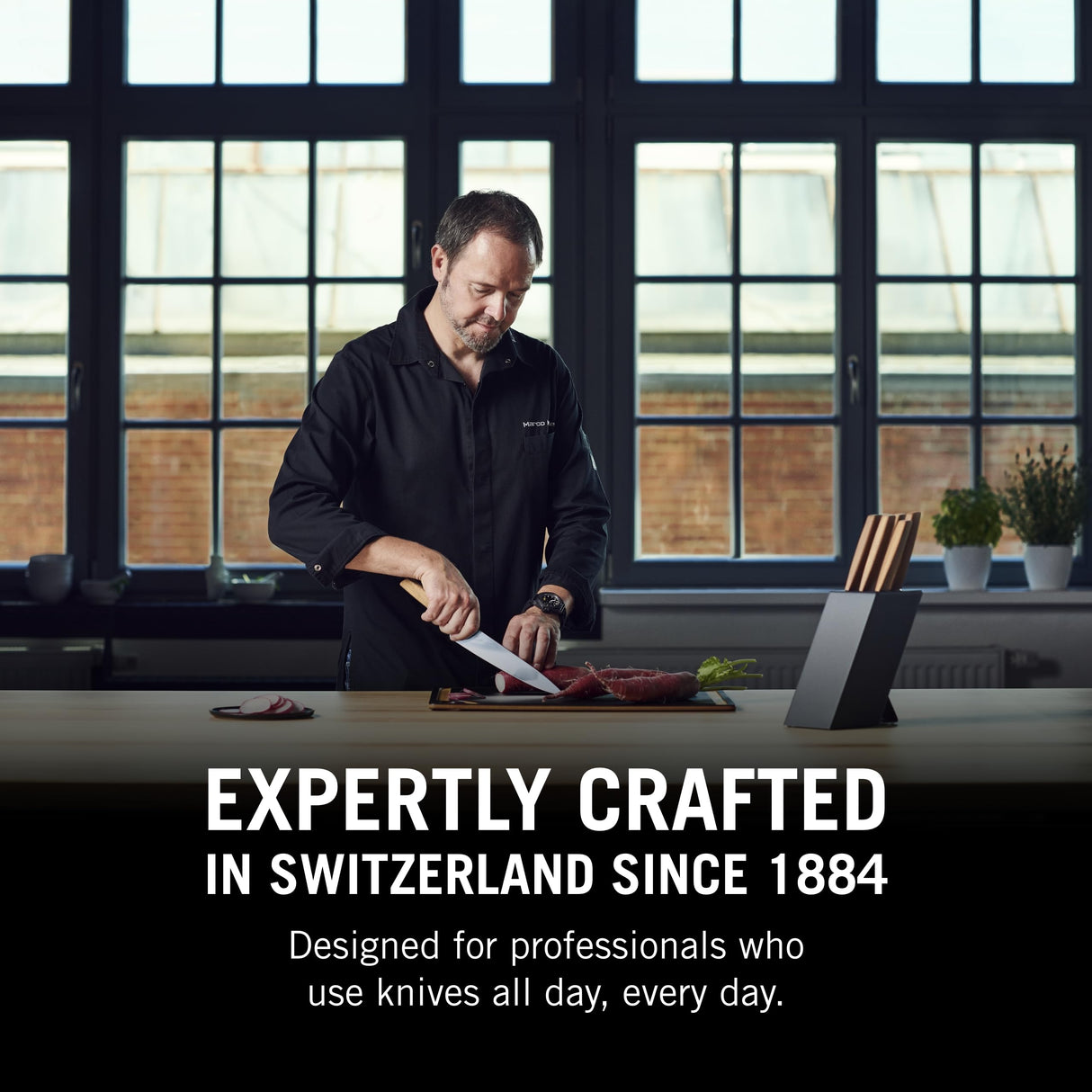 Victorinox Swiss Modern Bloque de cuchillos profesionales con contenido, 6 piezas, incl. 6 cuchillos de chef con mango de madera, negro