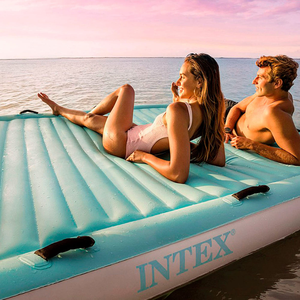 Intex 56289 Manta Flotante Hinchable, Capacidad para 4 Personas, Peso Máx. Soportado 400 kg, con 8 Asas de Sujeción y 4 Porta Bebidas, Medidas 183x310x18 cm, Hinchables para Piscina, Flotadores