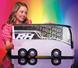 RAINBOW HIGH Rainbow Visions World Tour Autobús y Escenario 4-en-1 - Incluye Equipo de DJ, Luces Reales, camerino, Accesorios y Pilas - Edad: 6+ años