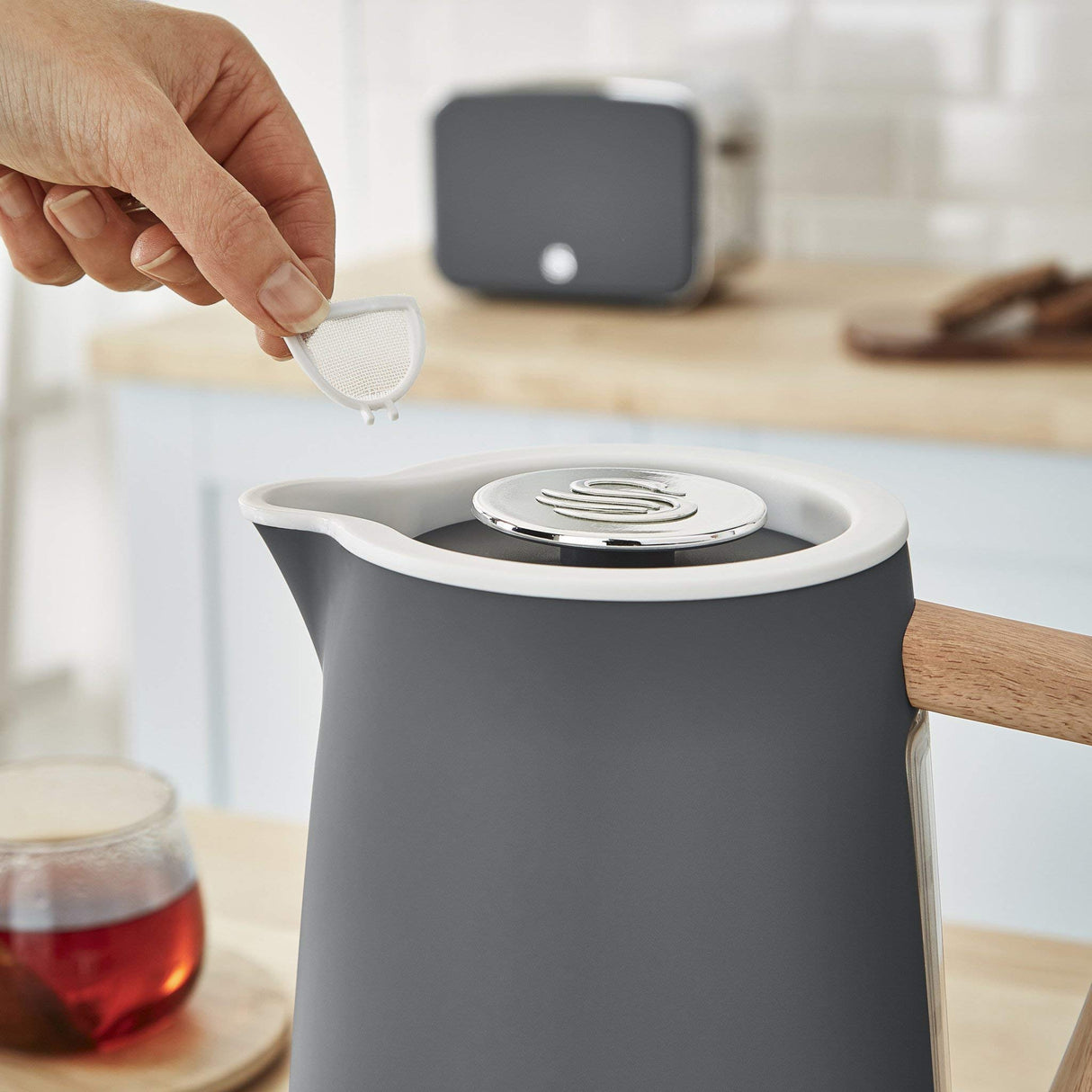 Swan Nordic Set Desayuno Hervidor de agua 1,7L 2200W, Tostadora Pan ranura ancha 2 rebanadas, Microondas 20L digital, diseño moderno, efecto madera, gris